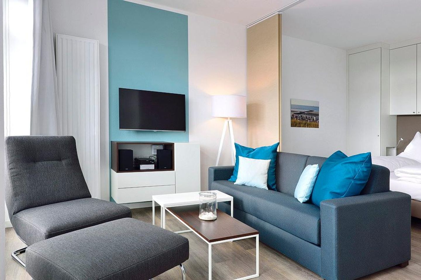 Aparthotel Anna Düne Aparthotel Anna Düne 2-29 Wangerooge - Wohn/ Essbereich mit Couch, Sessel und Fernseher