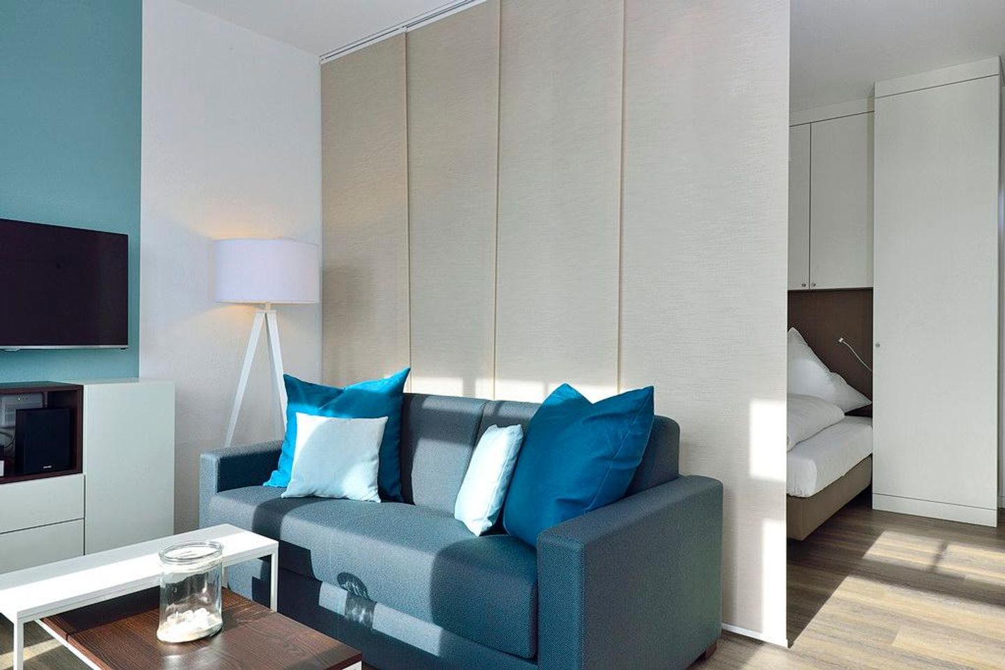 Aparthotel Anna Düne Aparthotel Anna Düne 2-29 Wangerooge - Wohn/ Essbereich mit Couch