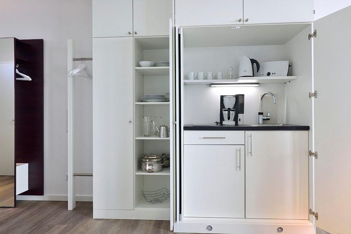 Aparthotel Anna Düne Aparthotel Anna Düne 2-29 Wangerooge - Wohn/ Essbereich mit Küchenzeile