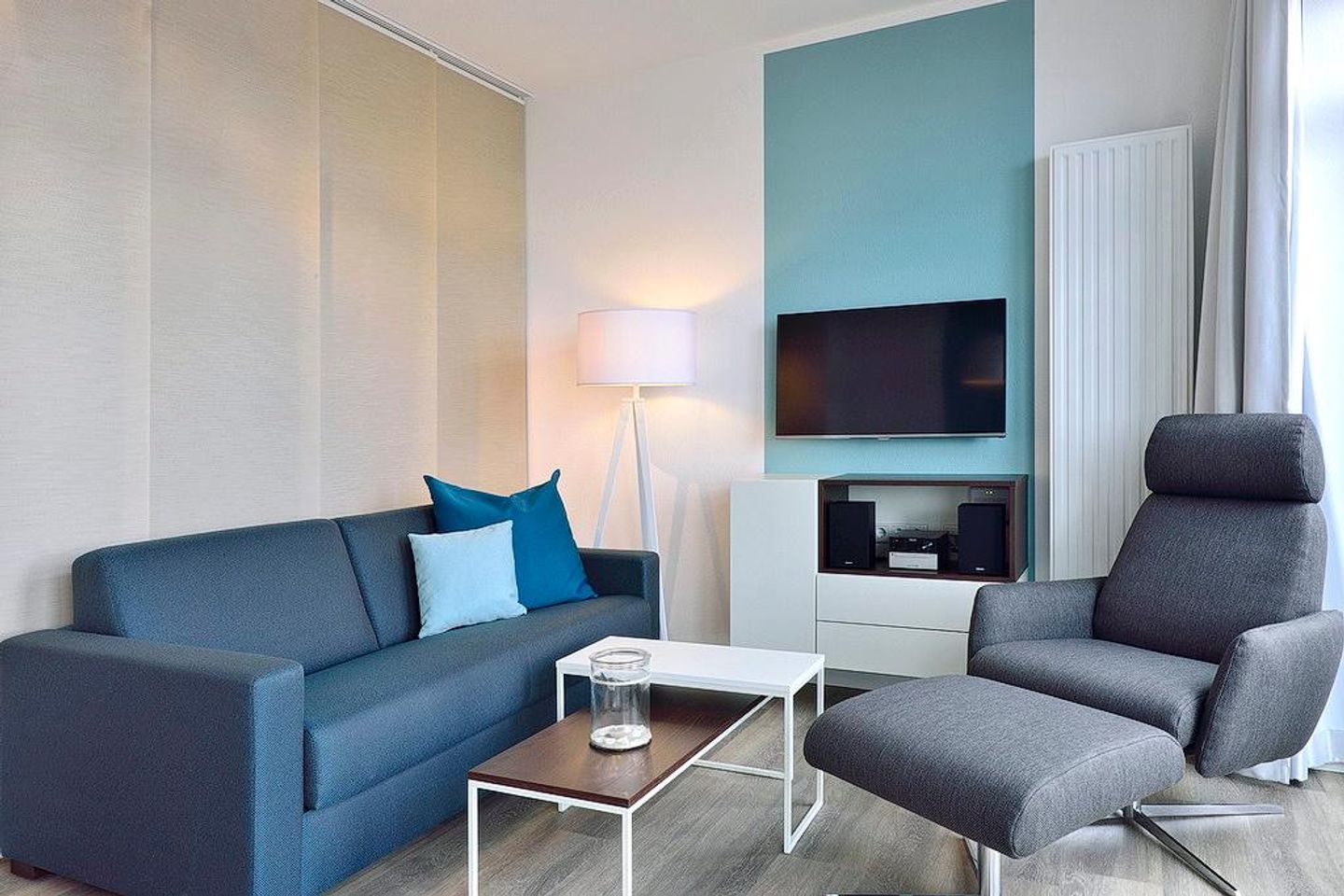 Aparthotel Anna Düne Aparthotel Anna Düne 2-30 Wangerooge - Wohn/ Essbereich mit Couch, Sessel und Fernseher