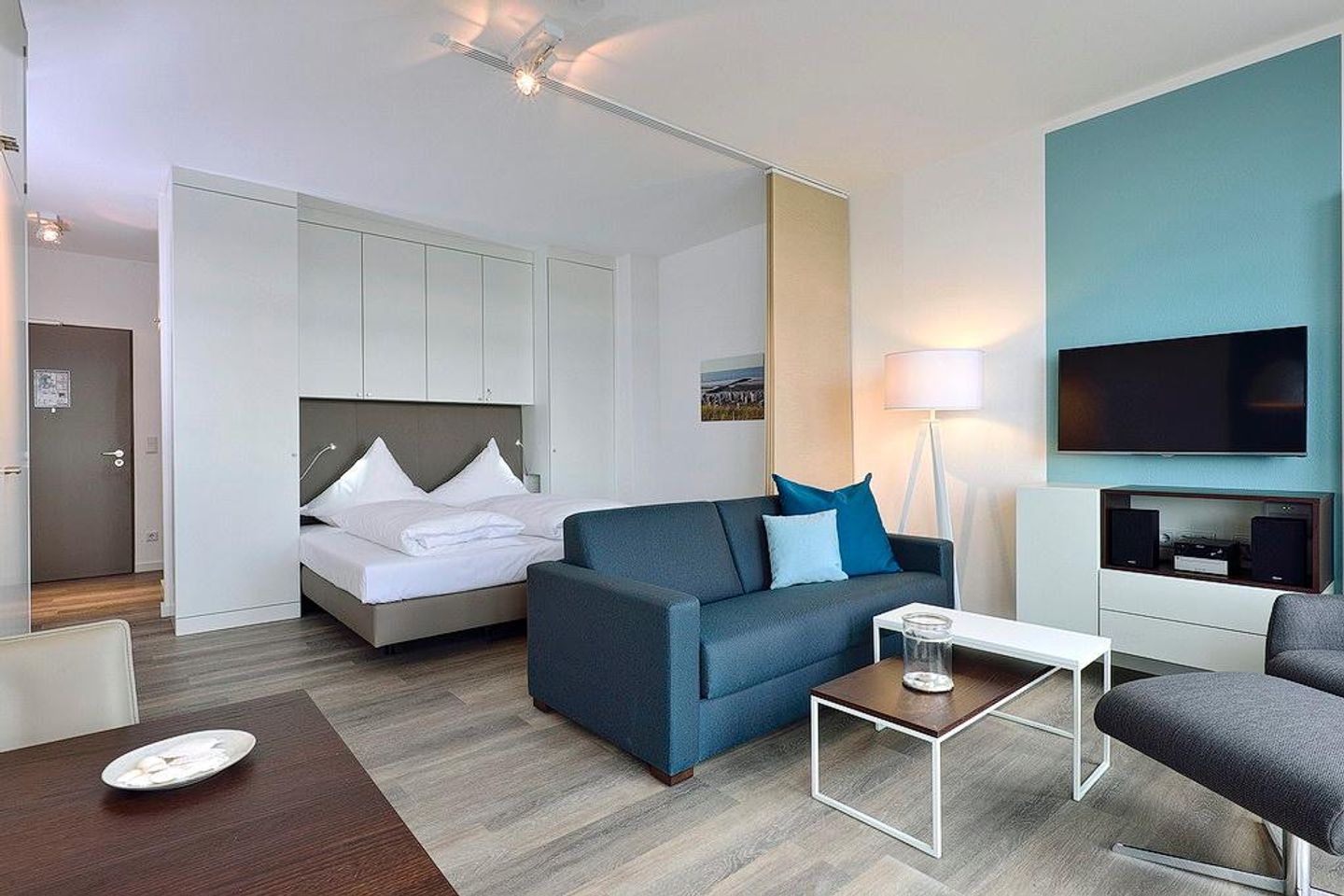 Aparthotel Anna Düne Aparthotel Anna Düne 2-30 Wangerooge - Wohn/ Essbereich mit Fernseher