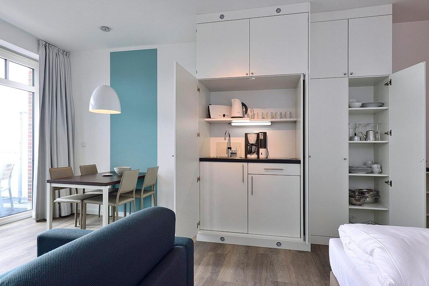 Aparthotel Anna Düne Aparthotel Anna Düne 2-30 Wangerooge - Wohn/ Essbereich mit Küchenzeile und Esstisch