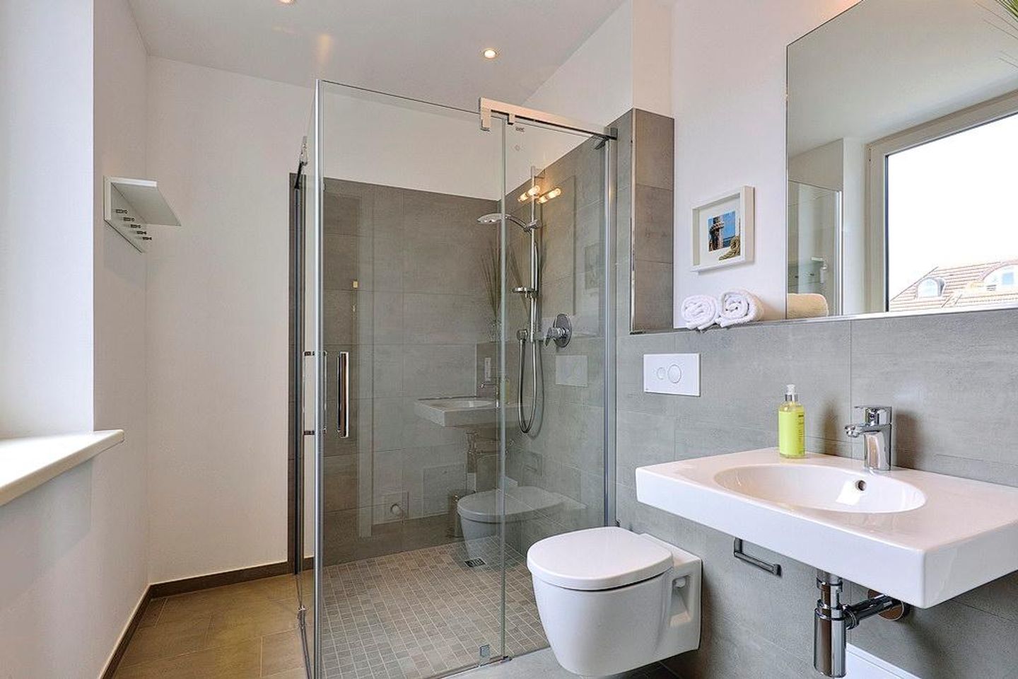 Aparthotel Anna Düne Aparthotel Anna Düne 2-30 Wangerooge - Badezimmer mit Dusche, WC und Waschtisch