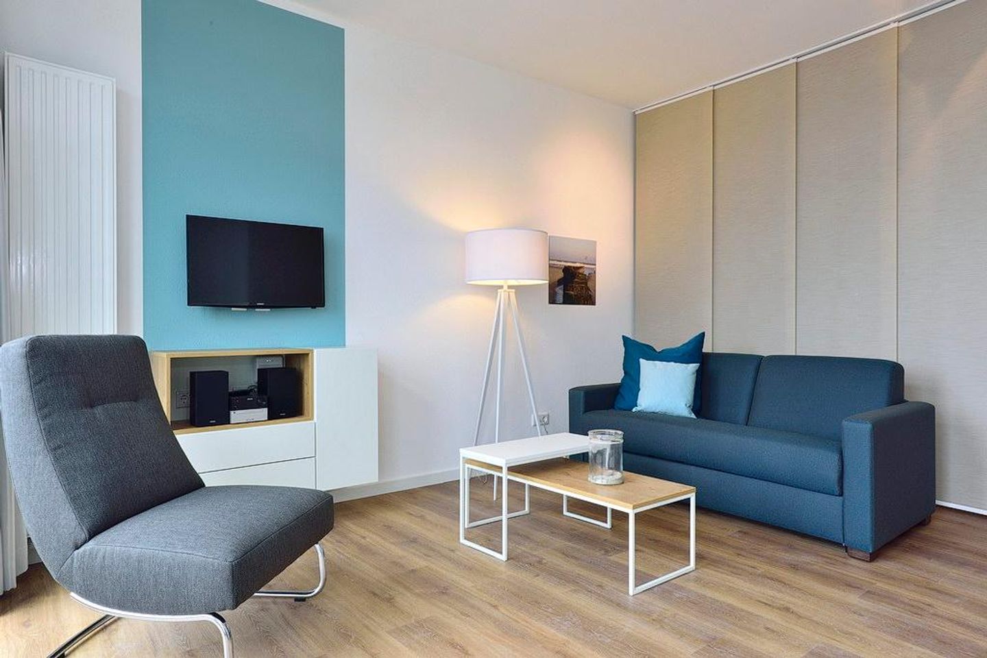 Aparthotel Anna Düne Aparthotel Anna Düne 2-31 Wangerooge - Wohn/ Essbereich mit Couch, Sessel und Fernseher