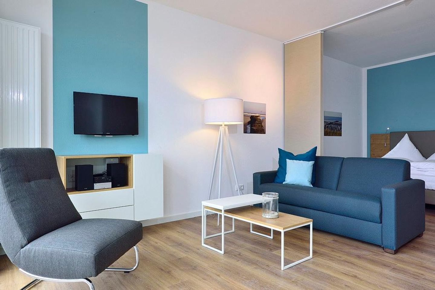 Aparthotel Anna Düne Aparthotel Anna Düne 2-31 Wangerooge - Wohn/ Essbereich mit Couch und Fernseher