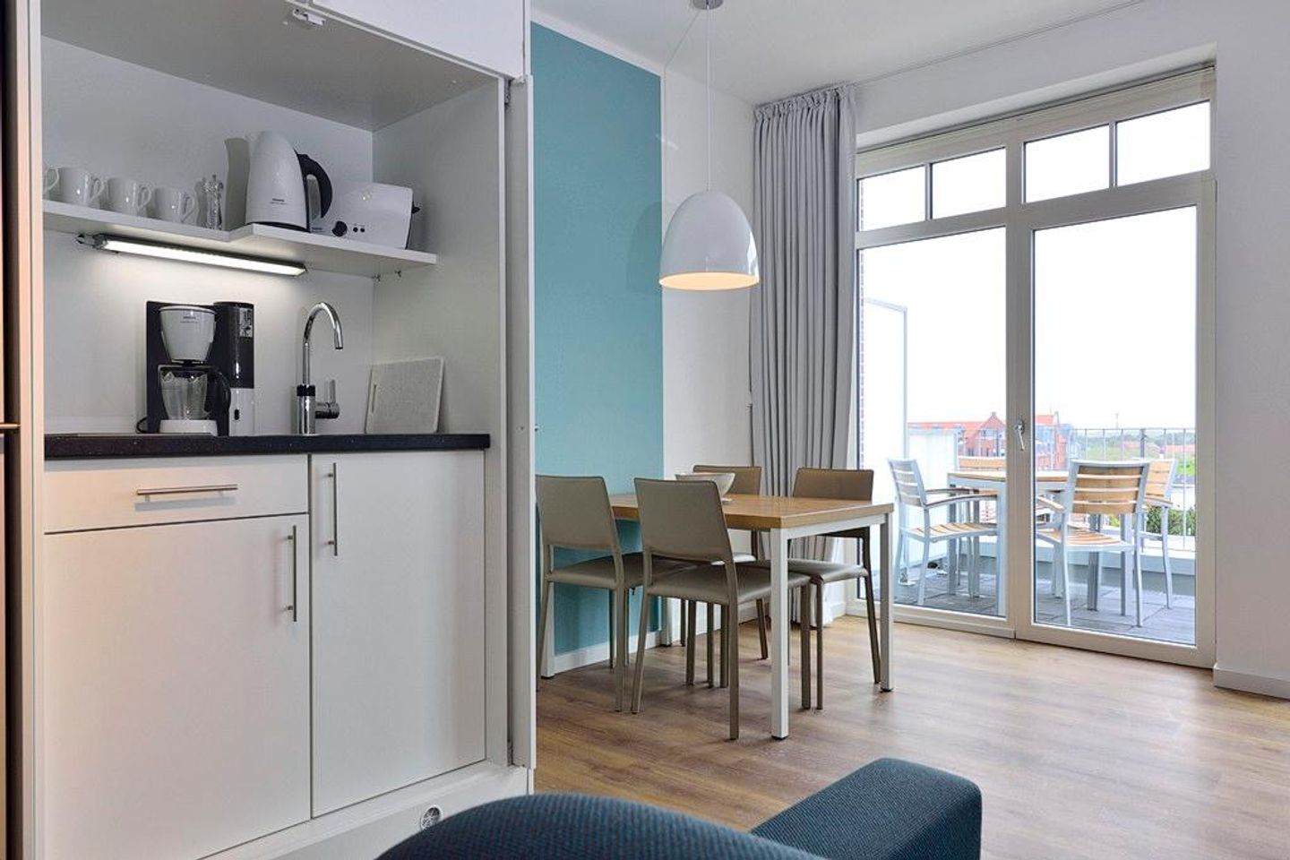 Aparthotel Anna Düne Aparthotel Anna Düne 2-31 Wangerooge - Wohn/ Essbereich mit Küchenzeile und Esstisch