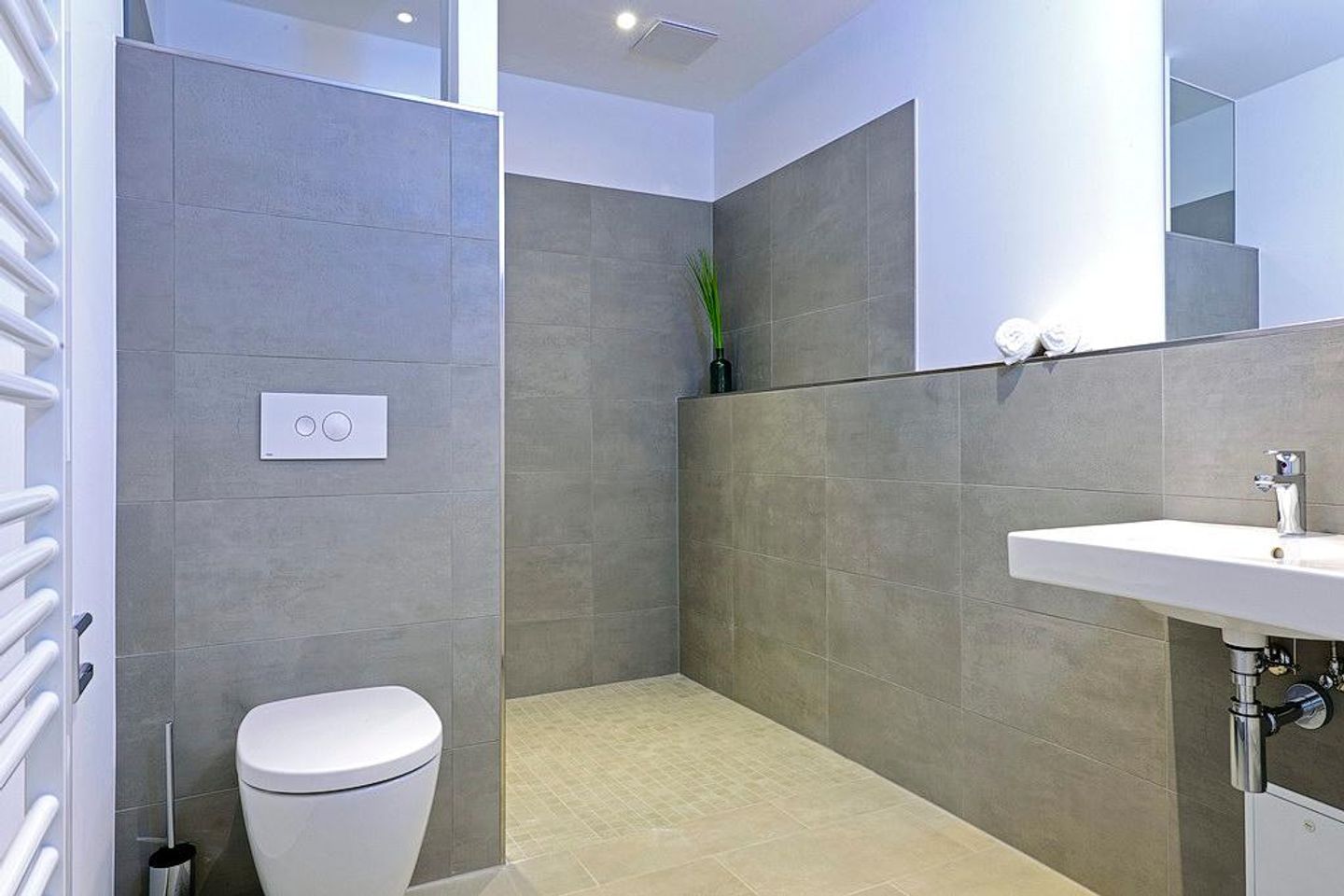 Aparthotel Anna Düne Aparthotel Anna Düne 2-31 Wangerooge - Badezimmer mit Dusche, WC und Waschtisch