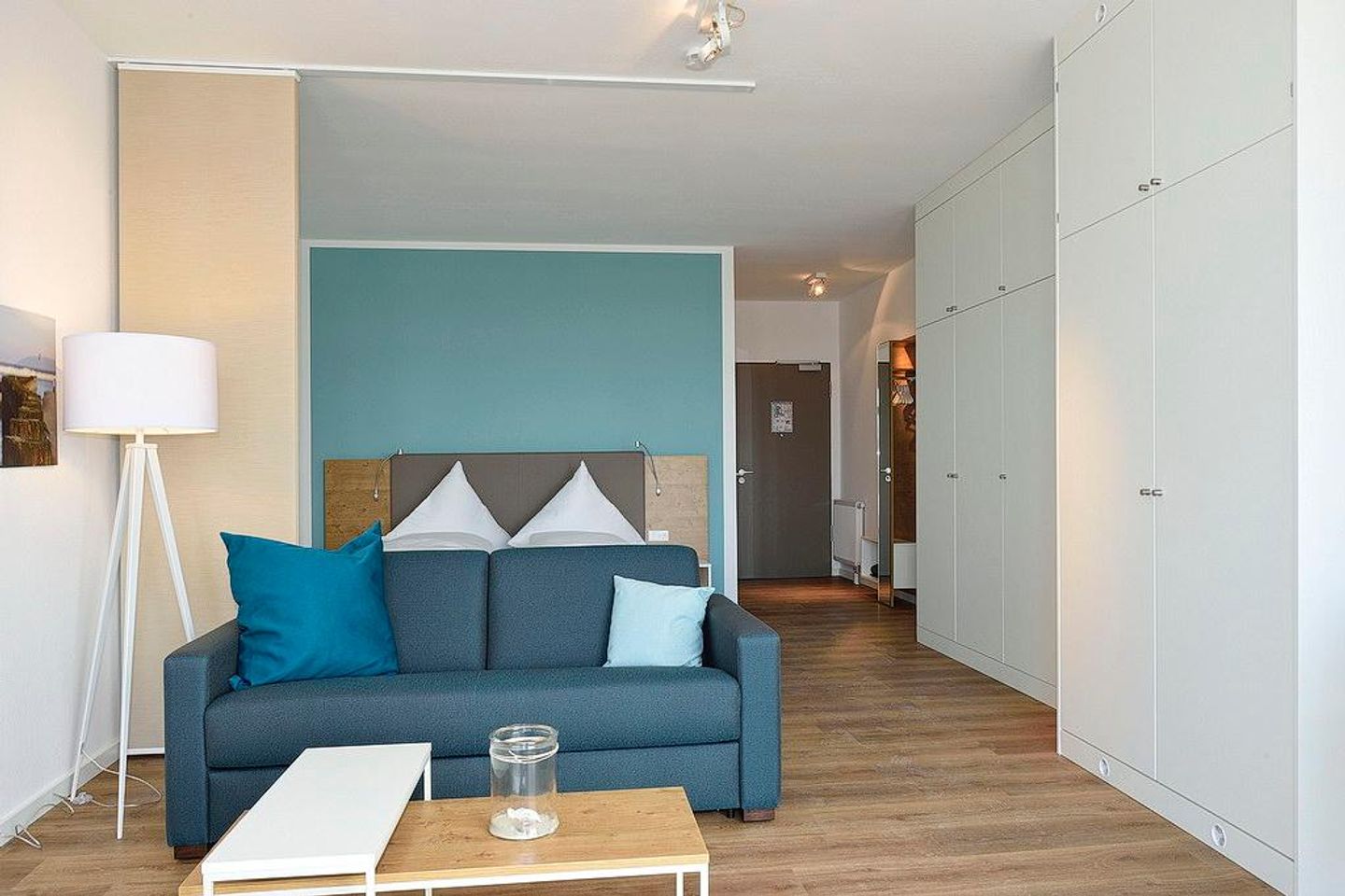 Aparthotel Anna Düne Aparthotel Anna Düne 2-31 Wangerooge - Wohn/ Essbereich mit Couch und Tisch