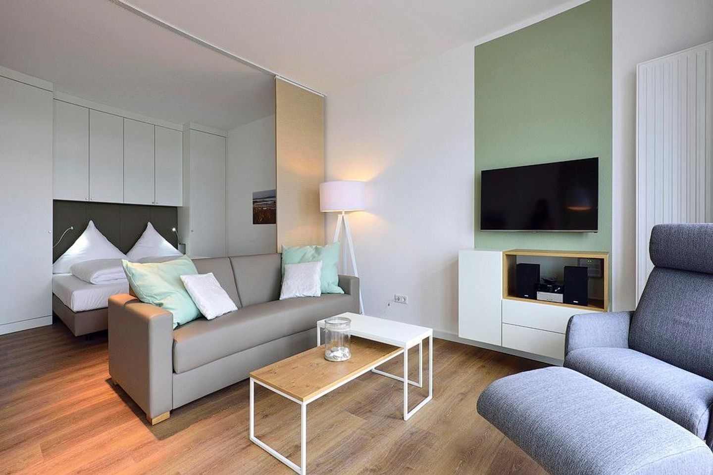 Aparthotel Anna Düne Aparthotel Anna Düne 2-32 Wangerooge - Wohn/ Essbereich mit Couch und Fernseher