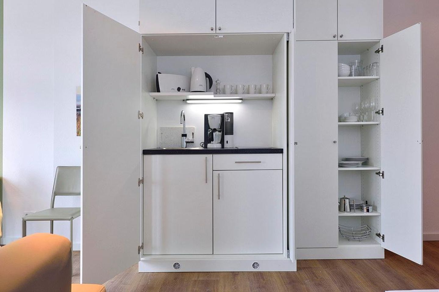 Aparthotel Anna Düne Aparthotel Anna Düne 2-32 Wangerooge - Wohn/ Essbereich mit Küchenzeile