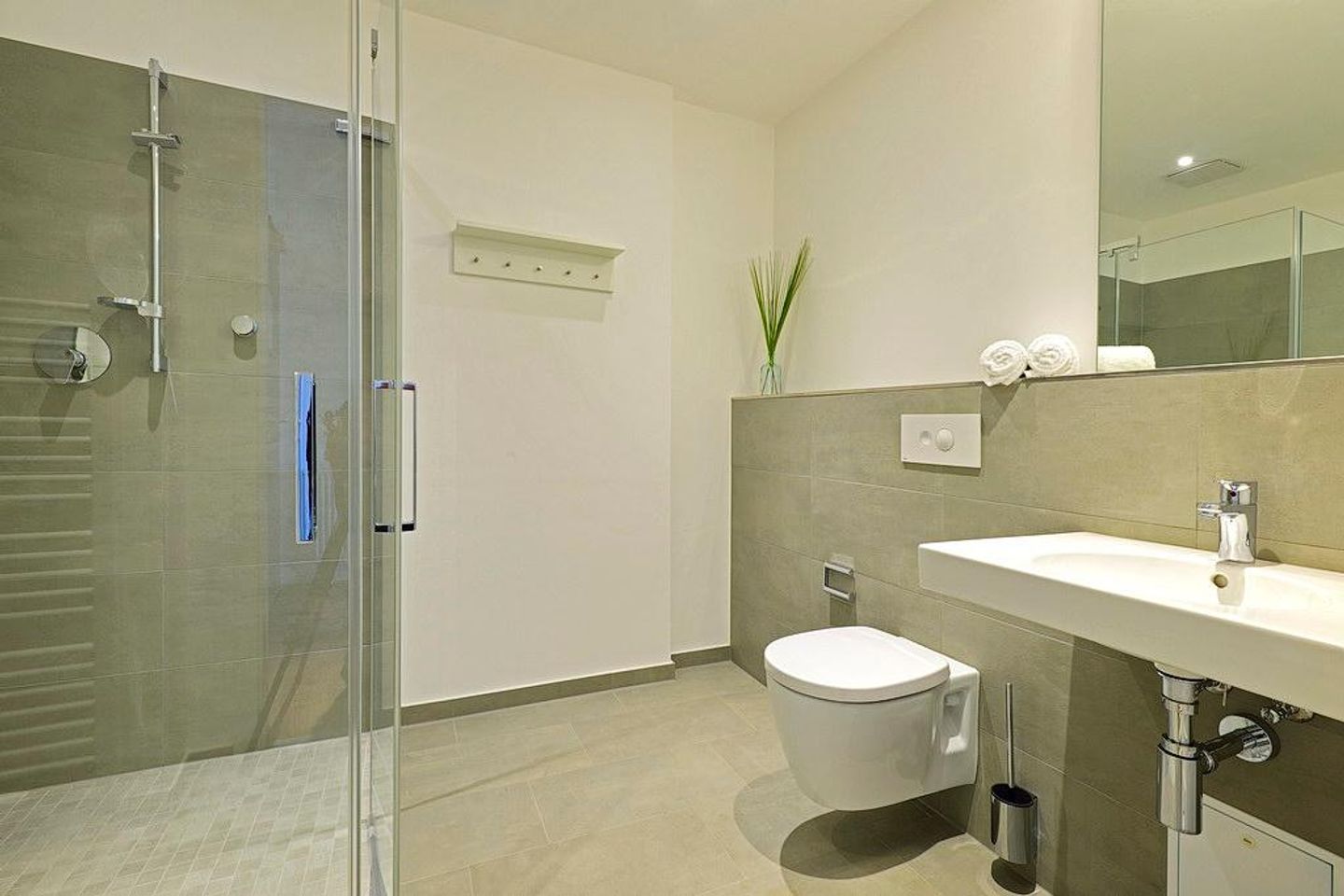 Aparthotel Anna Düne Aparthotel Anna Düne 2-32 Wangerooge - Badezimmer mit Dusche, WC und Waschtisch