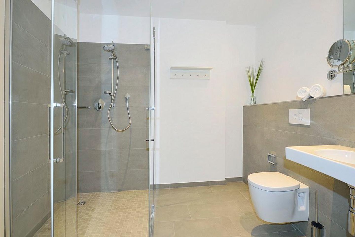 Aparthotel Anna Düne Aparthotel Anna Düne 2-32 Wangerooge - Badezimmer mit Dusche, WC und Waschtisch