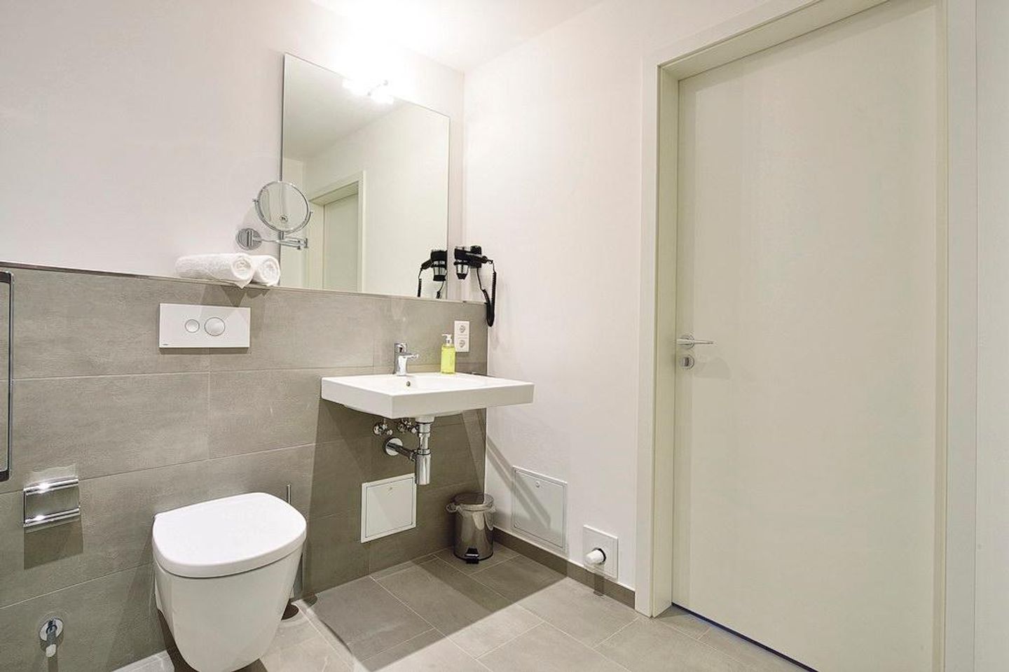 Aparthotel Anna Düne Aparthotel Anna Düne 2-32 Wangerooge - Badezimmer mit WC und Waschtisch