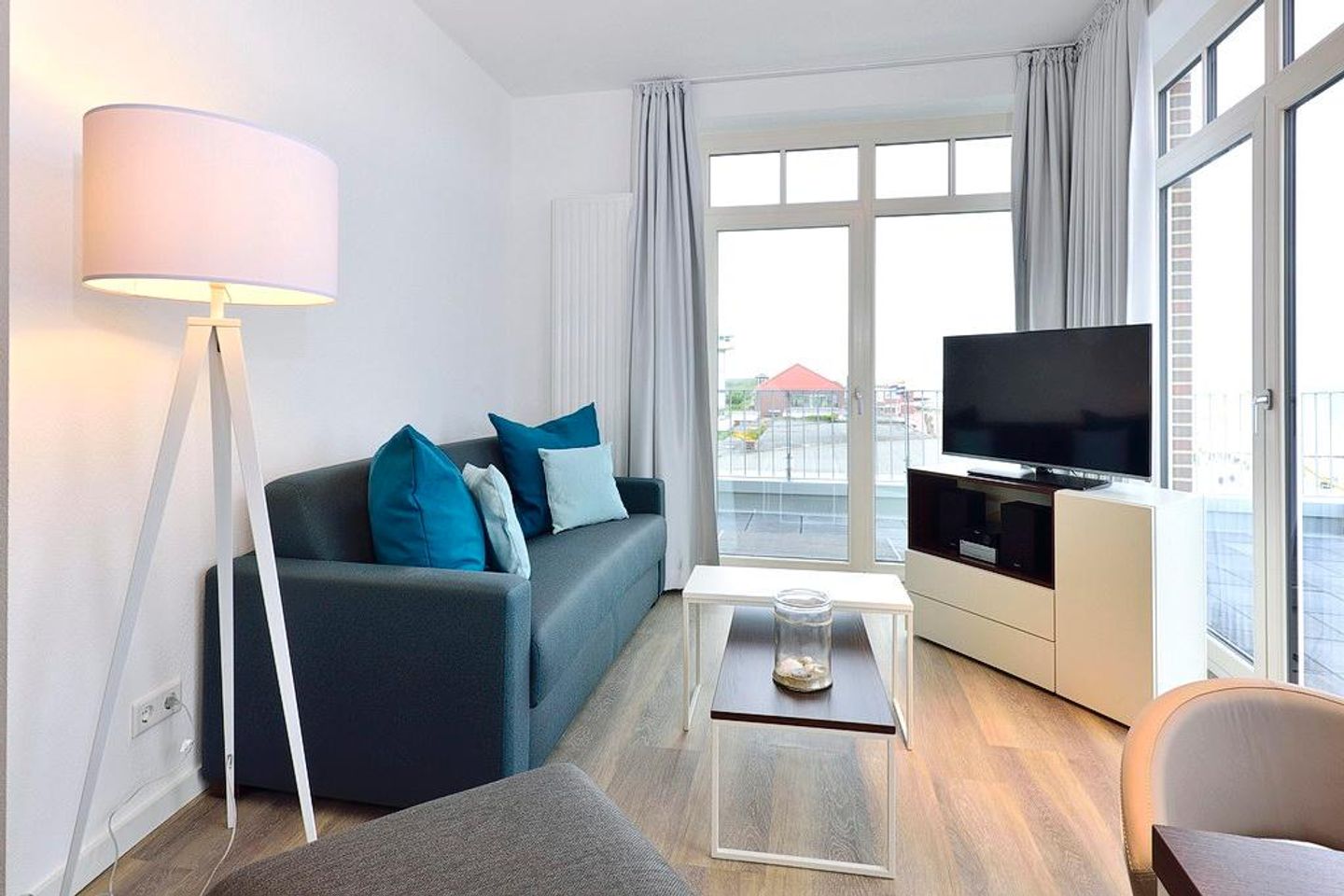 Aparthotel Anna Düne Aparthotel Anna Düne 2-33 Wangerooge - Wohn/ Essbereich mit Couch, Tisch und Fernseher