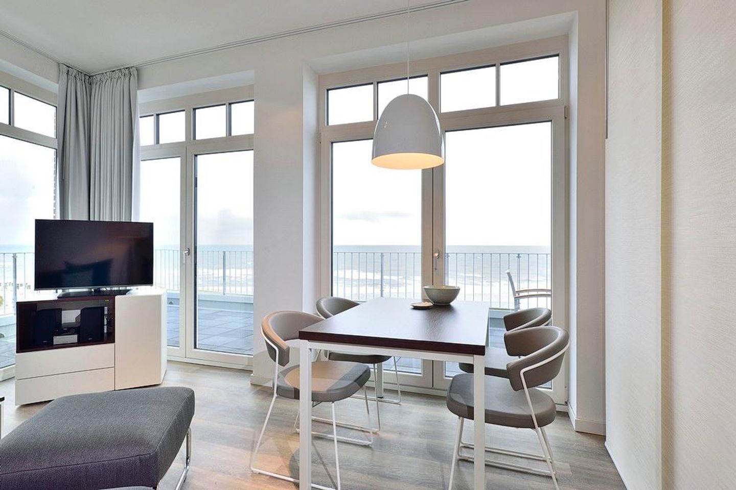 Aparthotel Anna Düne Aparthotel Anna Düne 2-33 Wangerooge - Wohn/ Essbereich mit Esstisch