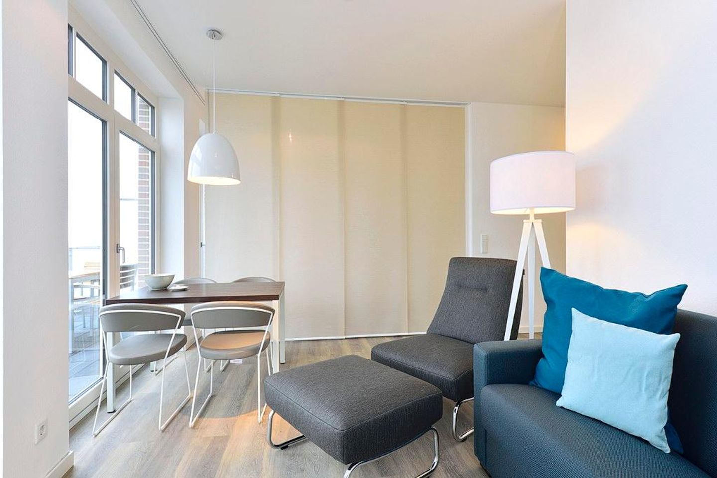 Aparthotel Anna Düne Aparthotel Anna Düne 2-33 Wangerooge - Wohn/ Essbereich mit Sessel und Esstisch