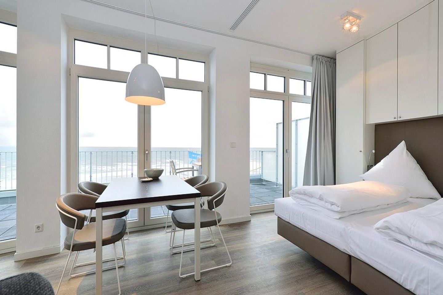 Aparthotel Anna Düne Aparthotel Anna Düne 2-33 Wangerooge - Wohn/ Essbereich mit Esstisch