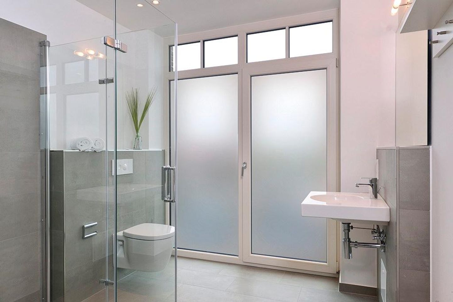 Aparthotel Anna Düne Aparthotel Anna Düne 2-33 Wangerooge - Badezimmer mit Dusche, WC und Waschtisch