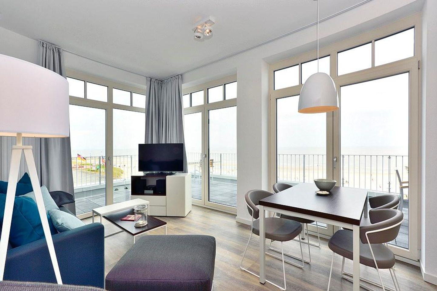 Aparthotel Anna Düne Aparthotel Anna Düne 2-33 Wangerooge - Wohn/ Essbereich mit Esstisch und Fernseher