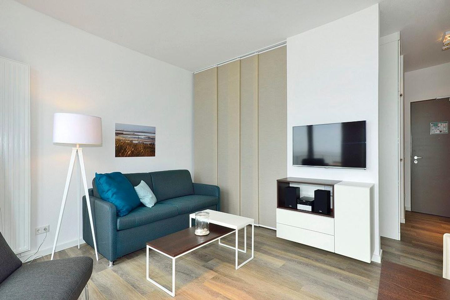 Aparthotel Anna Düne Aparthotel Anna Düne 2-34 Wangerooge - Wohn/ Essbereich mit Couch und Fernseher