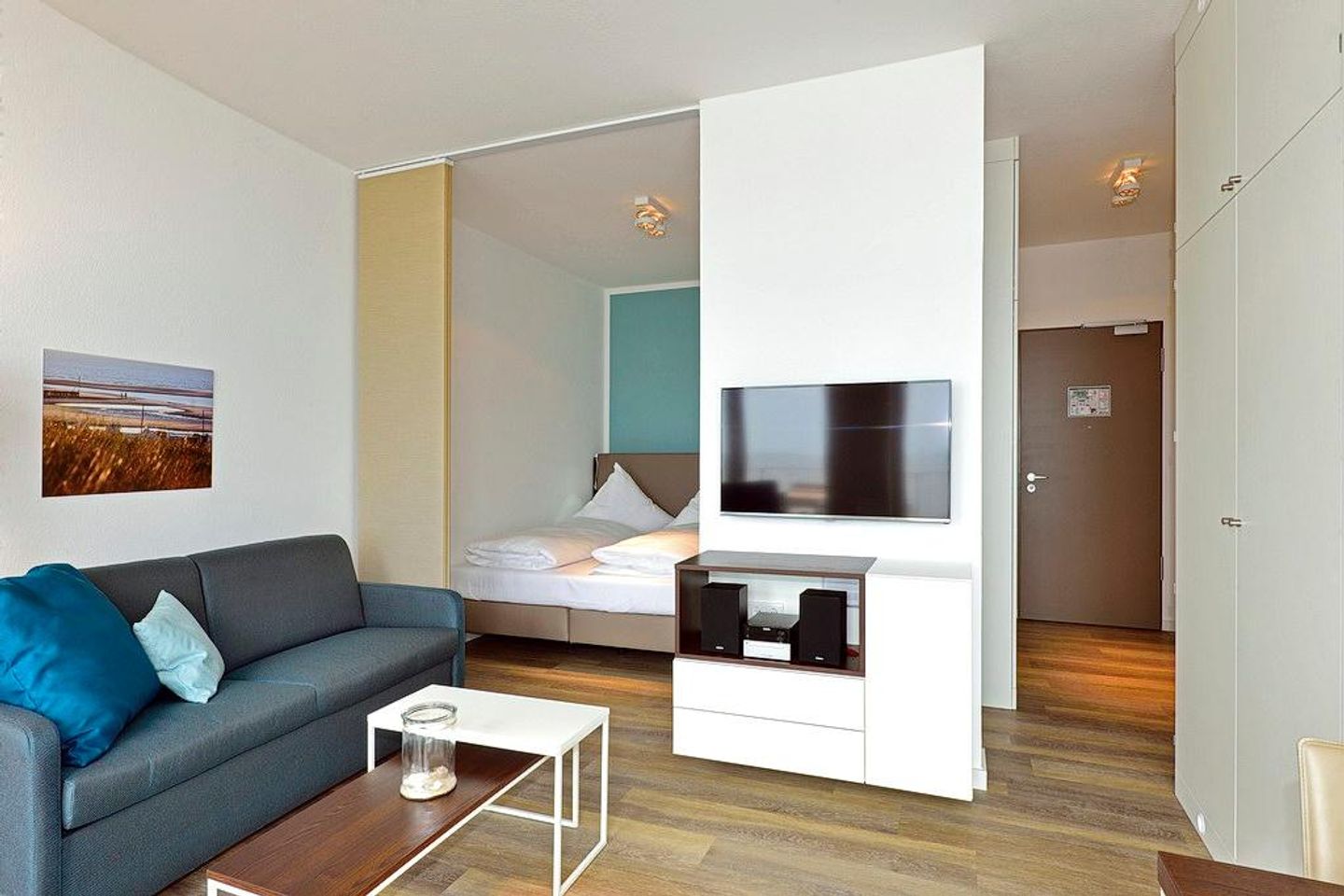 Aparthotel Anna Düne Aparthotel Anna Düne 2-34 Wangerooge - Wohn/ Essbereich mit Fernseher