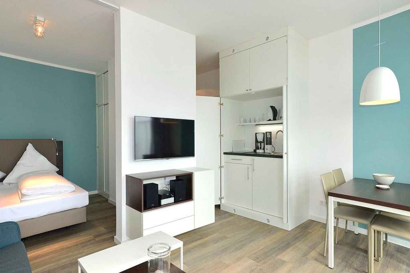 Aparthotel Anna Düne Aparthotel Anna Düne 2-34 Wangerooge - Wohn/ Essbereich mit Fernseher