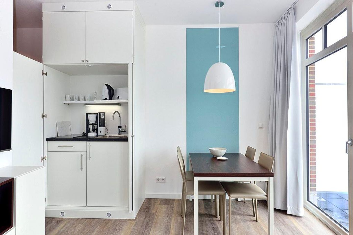 Aparthotel Anna Düne Aparthotel Anna Düne 2-34 Wangerooge - Wohn/ Essbereich mit Küchenzeile und Esstisch