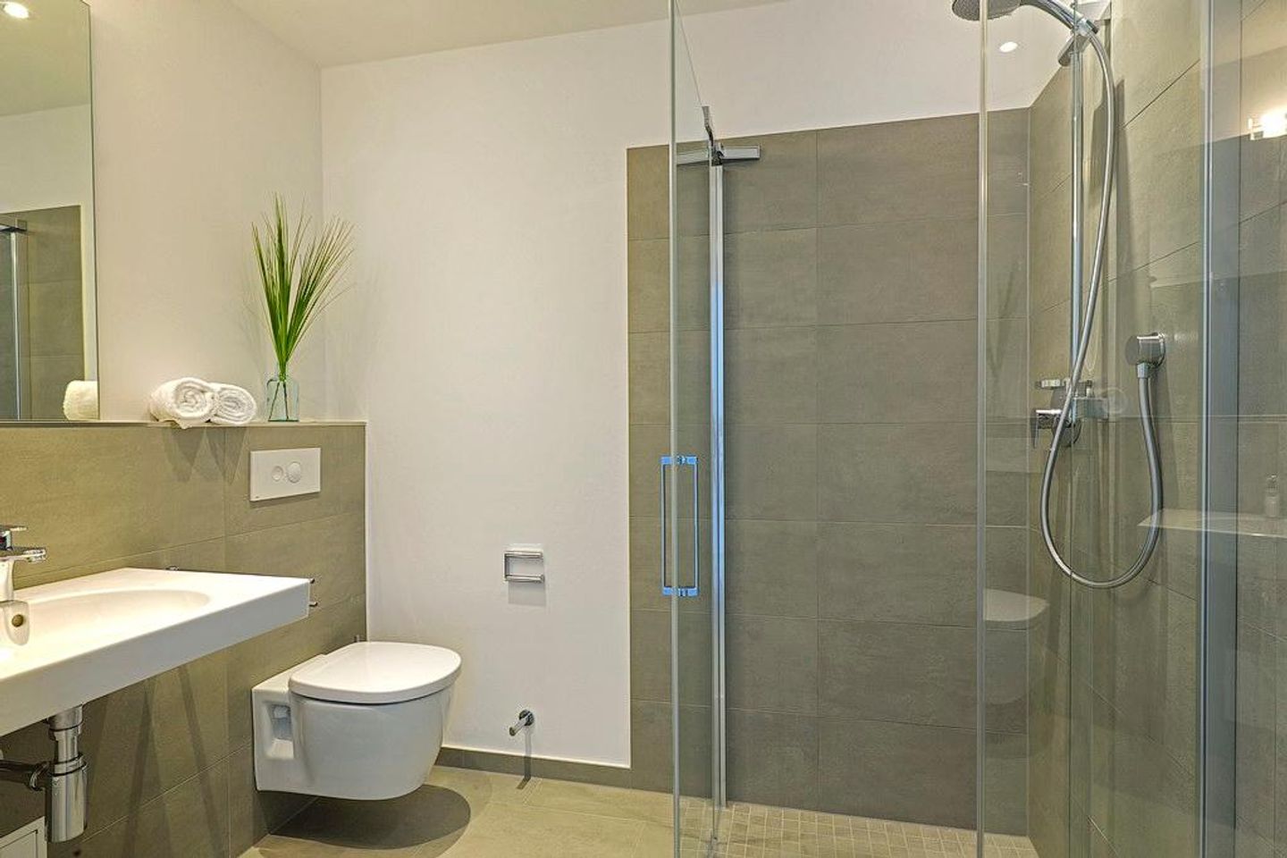 Aparthotel Anna Düne Aparthotel Anna Düne 2-34 Wangerooge - Badezimmer mit Dusche, WC und Waschtisch