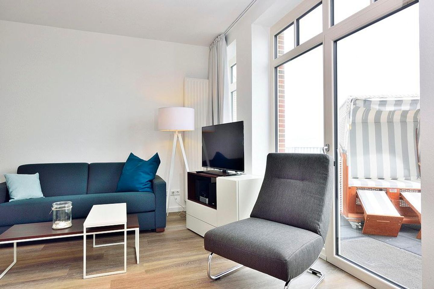 Aparthotel Anna Düne Aparthotel Anna Düne 2-35 Wangerooge - Wohn/ Essbereich mit Couch, Sessel und Fernseher