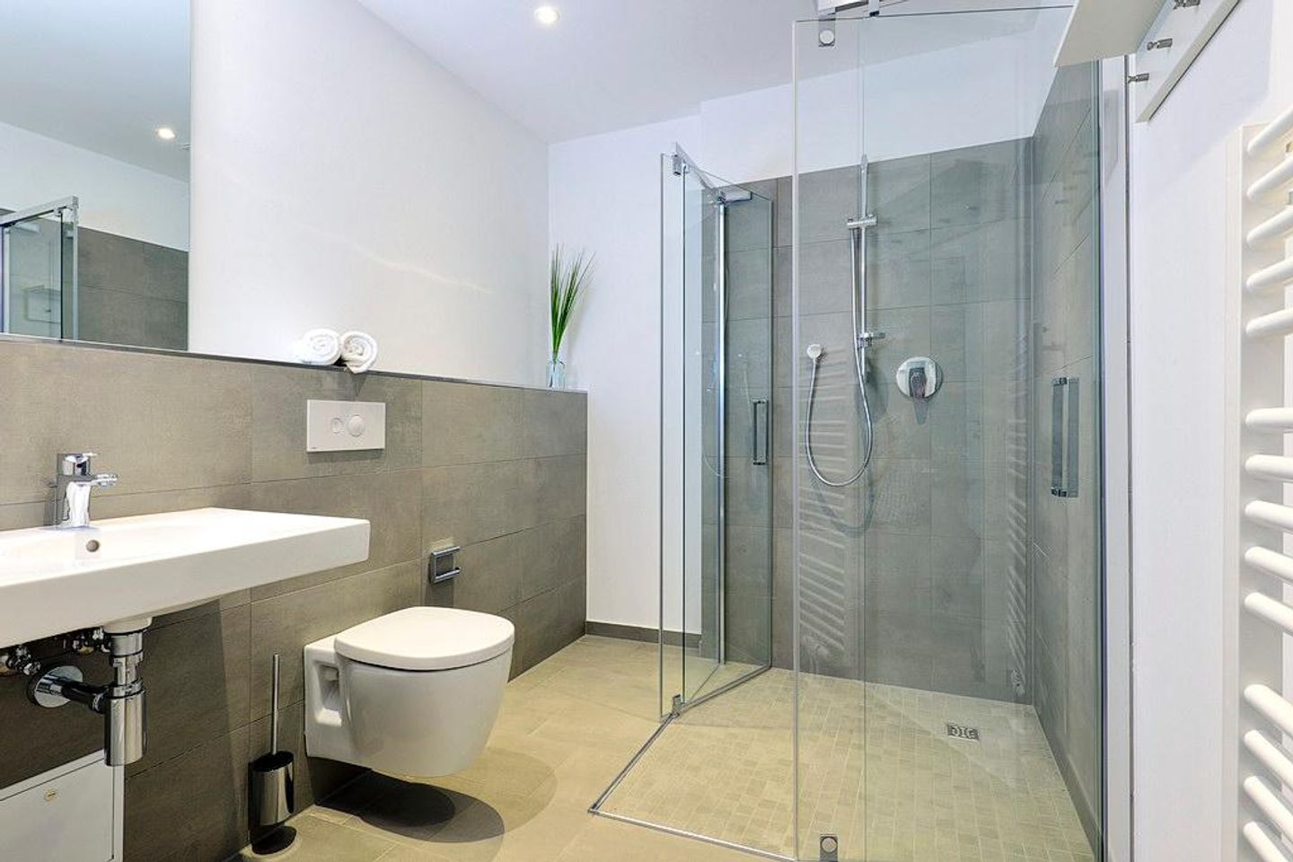 Aparthotel Anna Düne Aparthotel Anna Düne 2-35 Wangerooge - Badezimmer mit Dusche, WC und Waschtisch