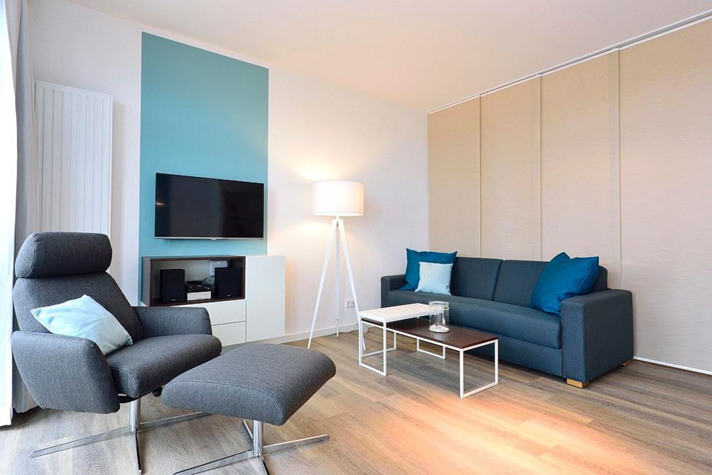 Aparthotel Anna Düne Aparthotel Anna Düne 2-36 Wangerooge - Wohn/ Essbereich mit Couch, Sessel und Tisch