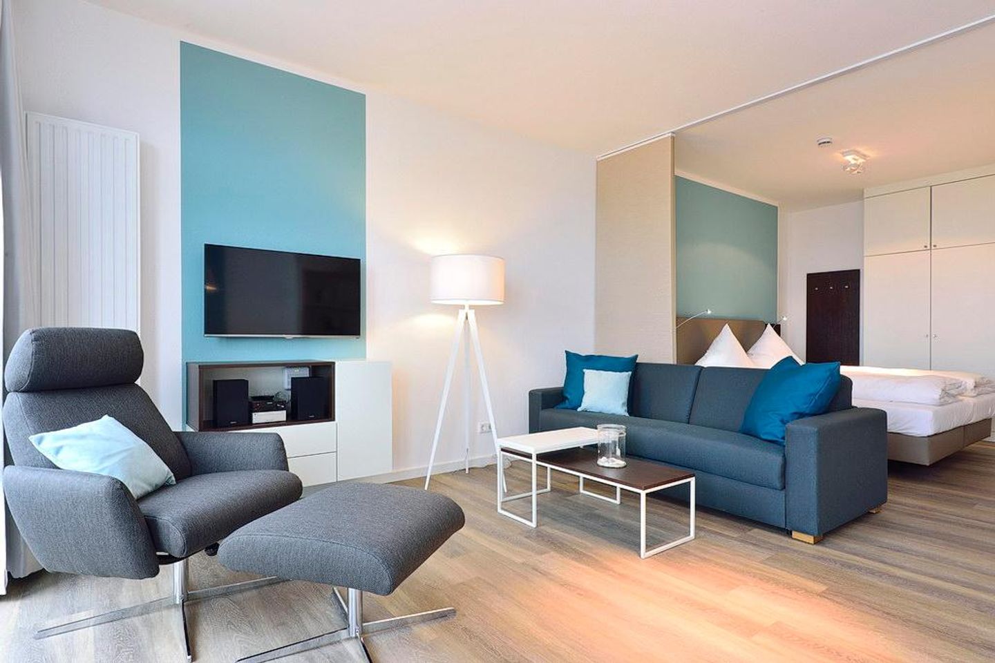 Aparthotel Anna Düne Aparthotel Anna Düne 2-36 Wangerooge - Wohn/ Essbereich mit Couch, Sessel und Fernseher