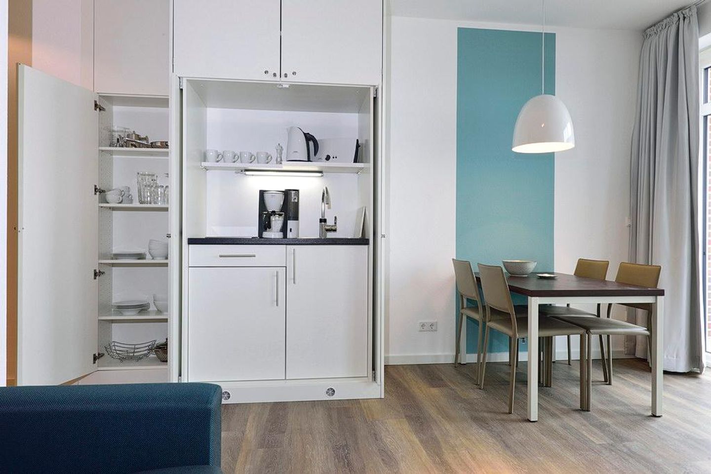 Aparthotel Anna Düne Aparthotel Anna Düne 2-36 Wangerooge - Wohn/ Essbereich mit Küchenzeile und Esstisch