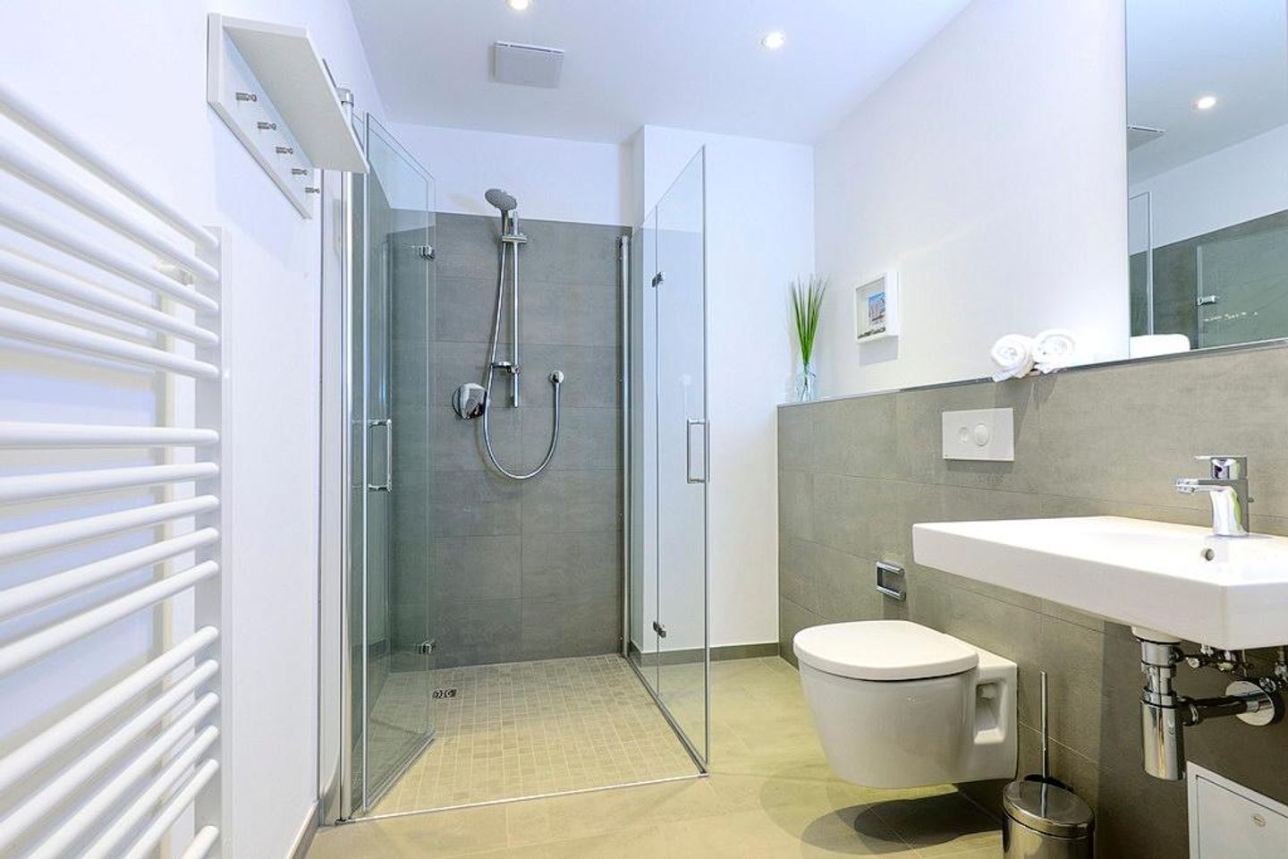 Aparthotel Anna Düne Aparthotel Anna Düne 2-36 Wangerooge - Badezimmer mit Dusche, WC und Waschtisch