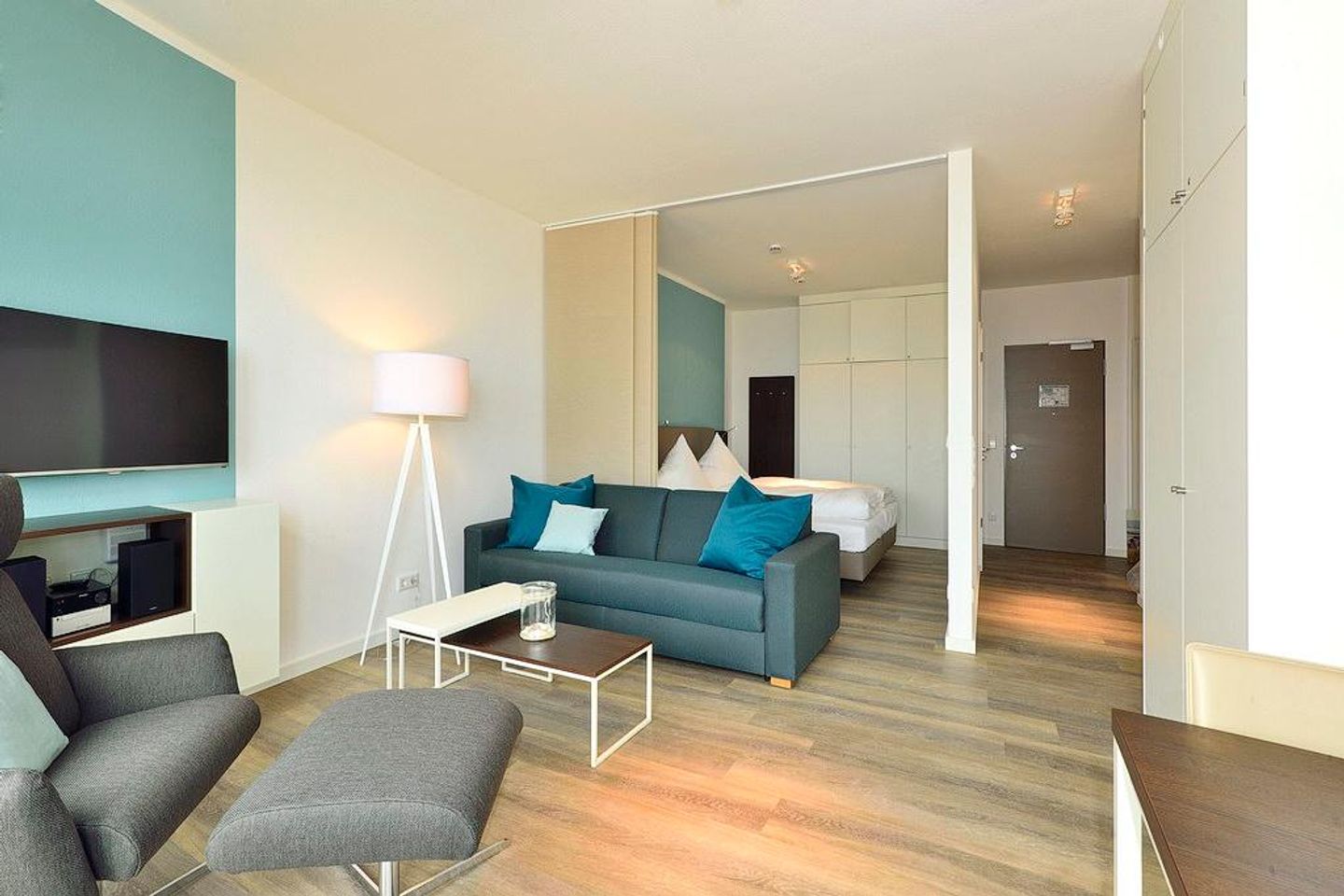 Aparthotel Anna Düne Aparthotel Anna Düne 2-36 Wangerooge - Wohn/ Essbereich mit Couch, Sessel und Fernseher