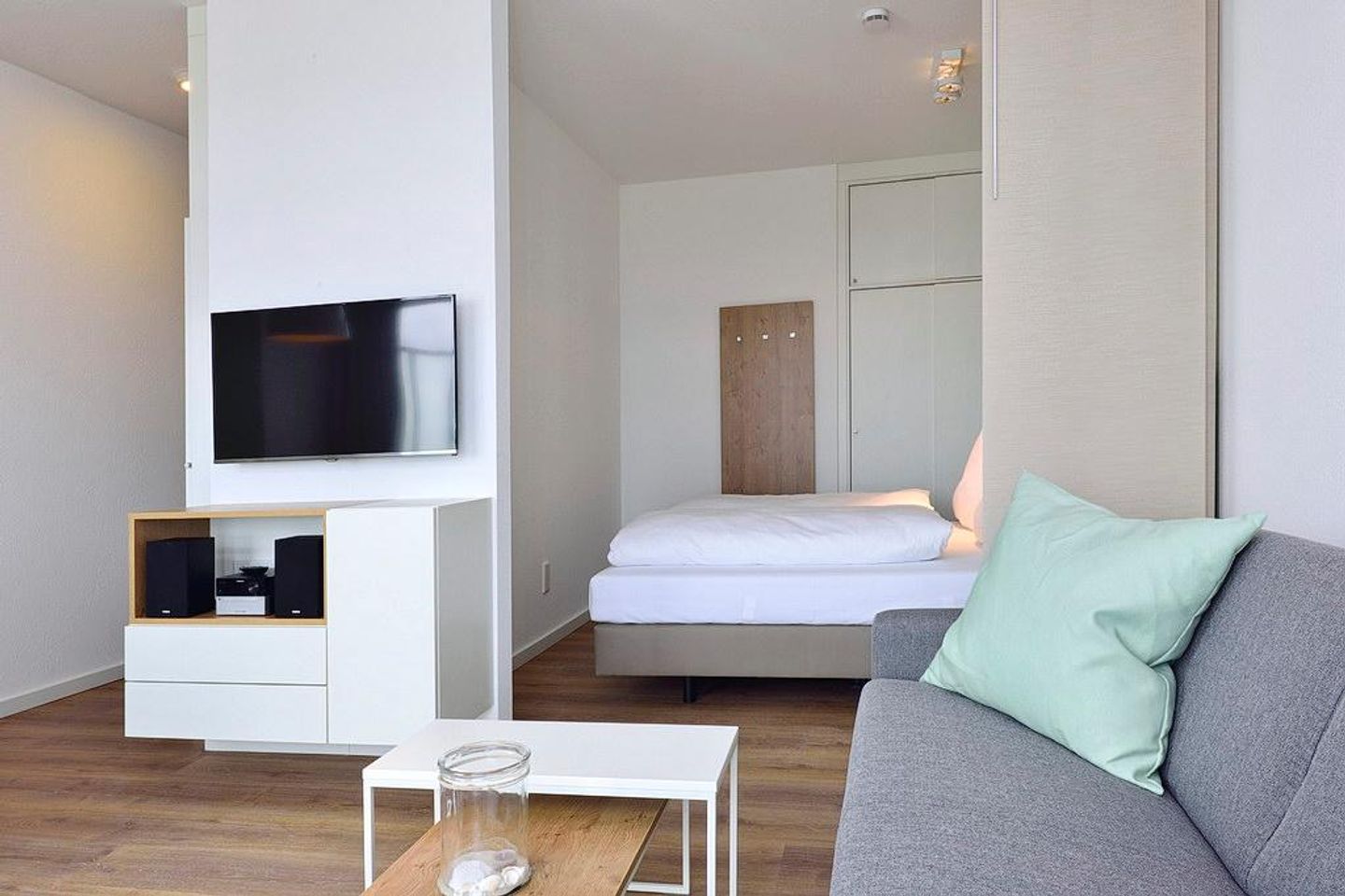 Aparthotel Anna Düne Aparthotel Anna Düne 2-37 Wangerooge - Wohn/ Essbereich mit Couch, Tisch und Fernseher