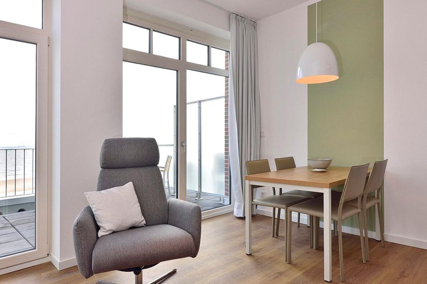 Aparthotel Anna Düne Aparthotel Anna Düne 2-37 Wangerooge - Wohn/ Essbereich mit Sessel und Esstisch