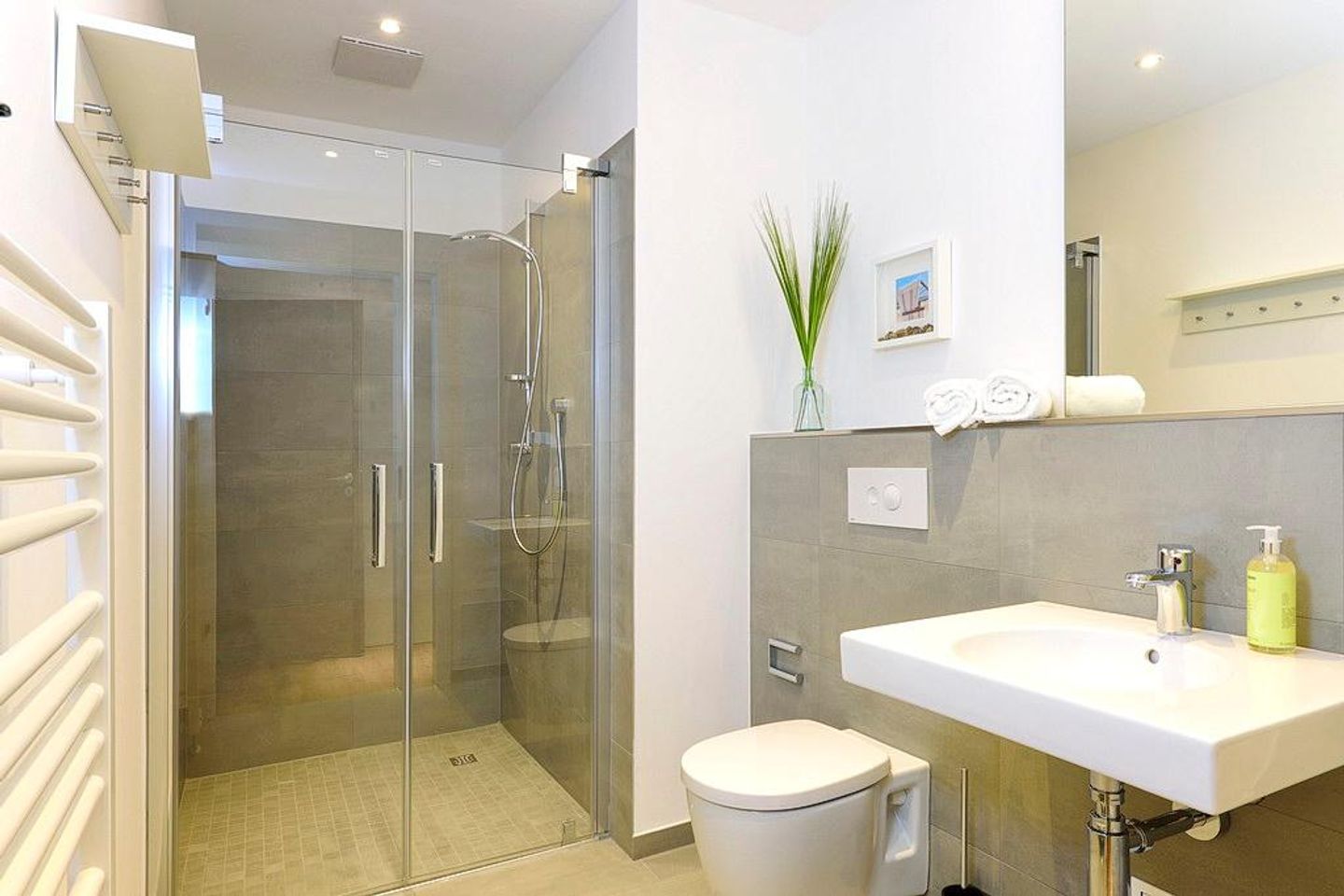 Aparthotel Anna Düne Aparthotel Anna Düne 2-37 Wangerooge - Badezimmer mit Dusche, WC und Waschtisch