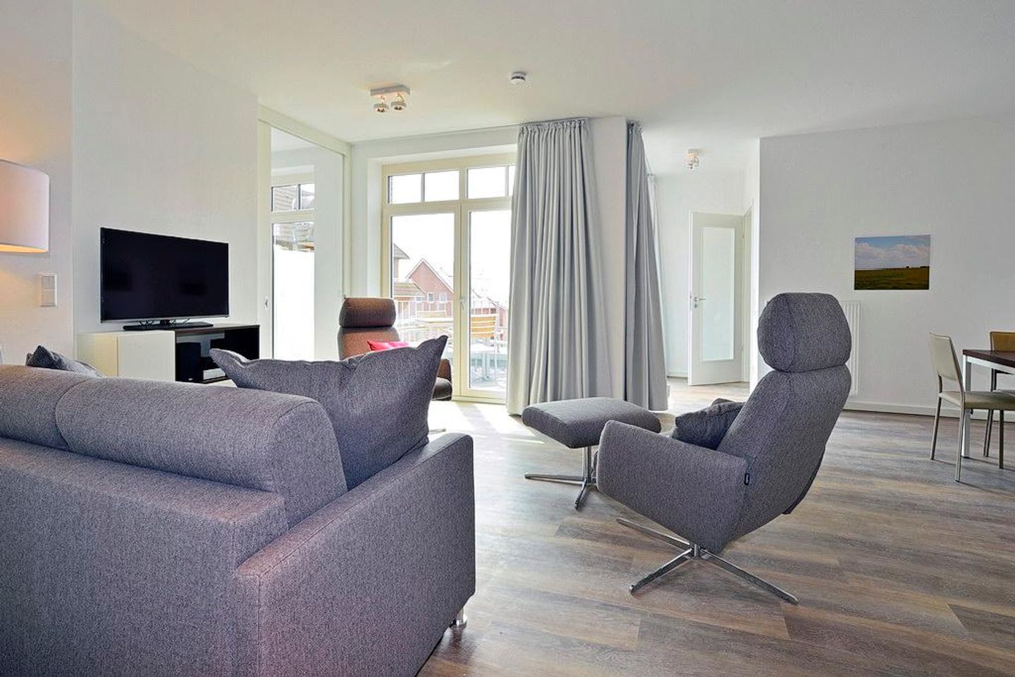 Aparthotel Anna Düne Aparthotel Anna Düne 2-39 Wangerooge - Wohn/ Essbereich mit Couch und Sessel