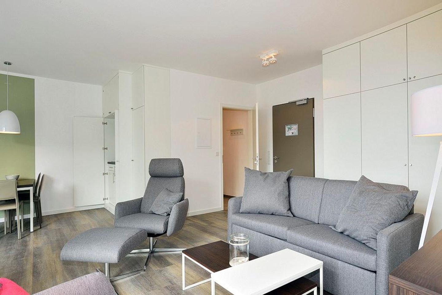 Aparthotel Anna Düne Aparthotel Anna Düne 2-39 Wangerooge - Wohn/ Essbereich mit Couch, Sessel und Tisch