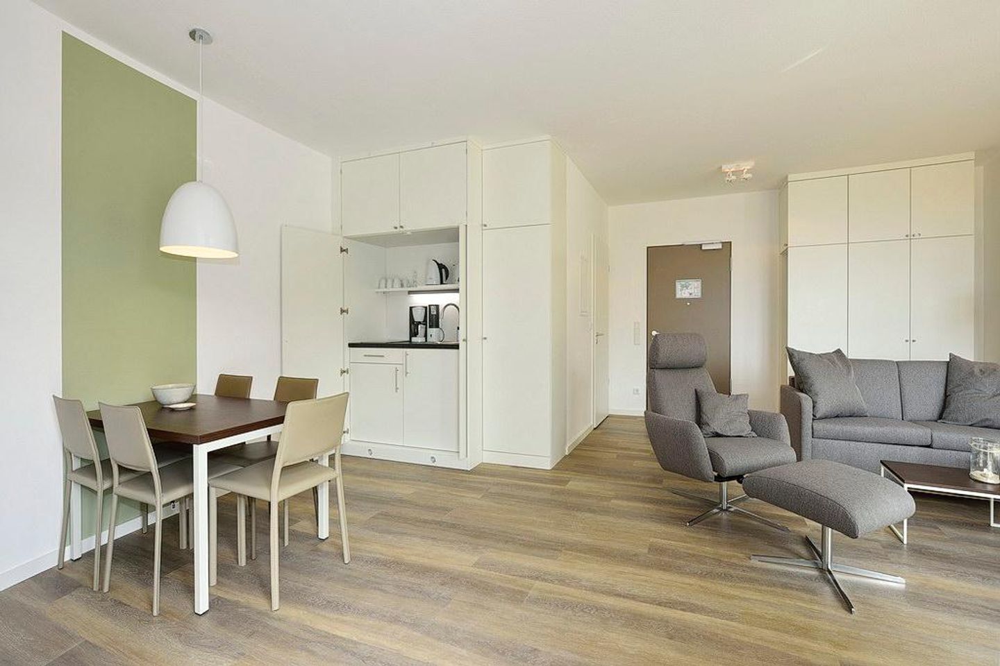 Aparthotel Anna Düne Aparthotel Anna Düne 2-39 Wangerooge - Wohn/ Essbereich mit Couch und Esstisch