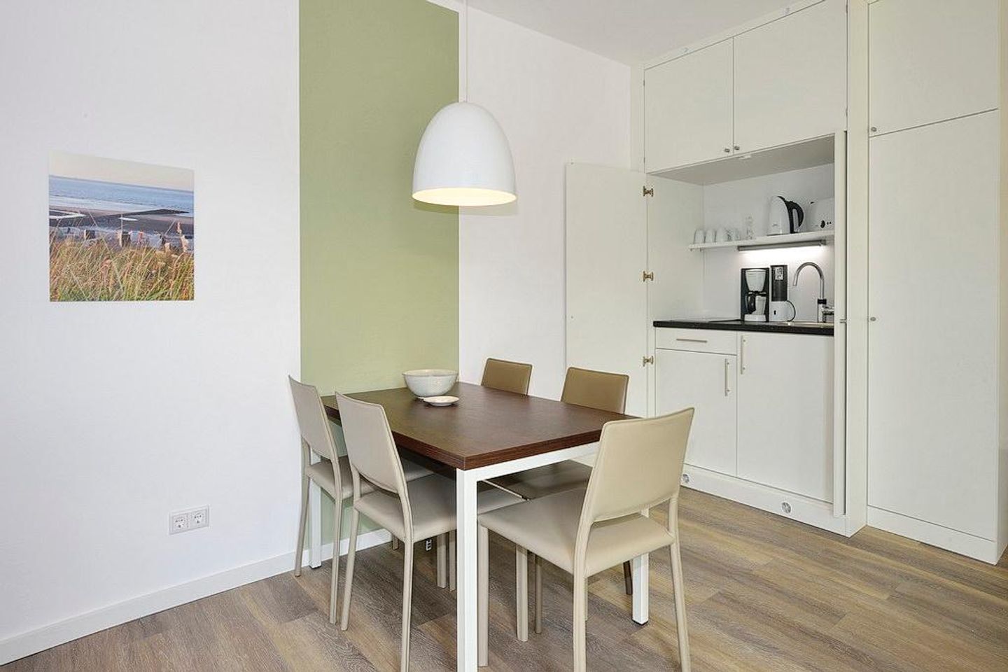 Aparthotel Anna Düne Aparthotel Anna Düne 2-39 Wangerooge - Wohn/ Essbereich mit Küchenzeile und Esstisch