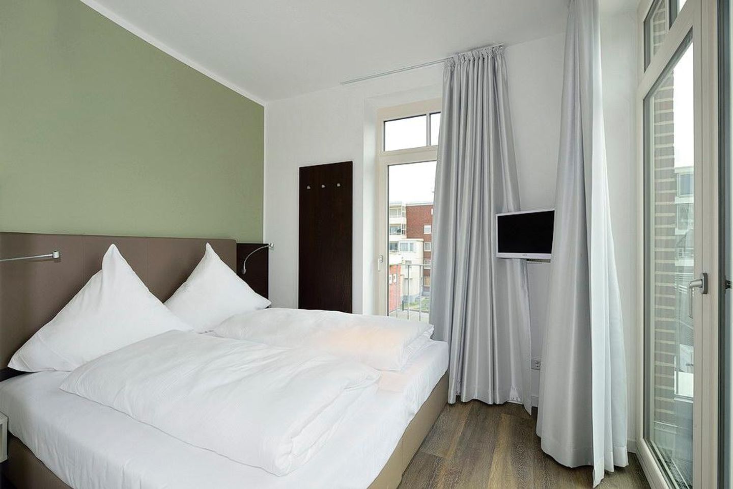 Aparthotel Anna Düne Aparthotel Anna Düne 2-39 Wangerooge - Schlafzimmer mit Doppelbett und Fernseher