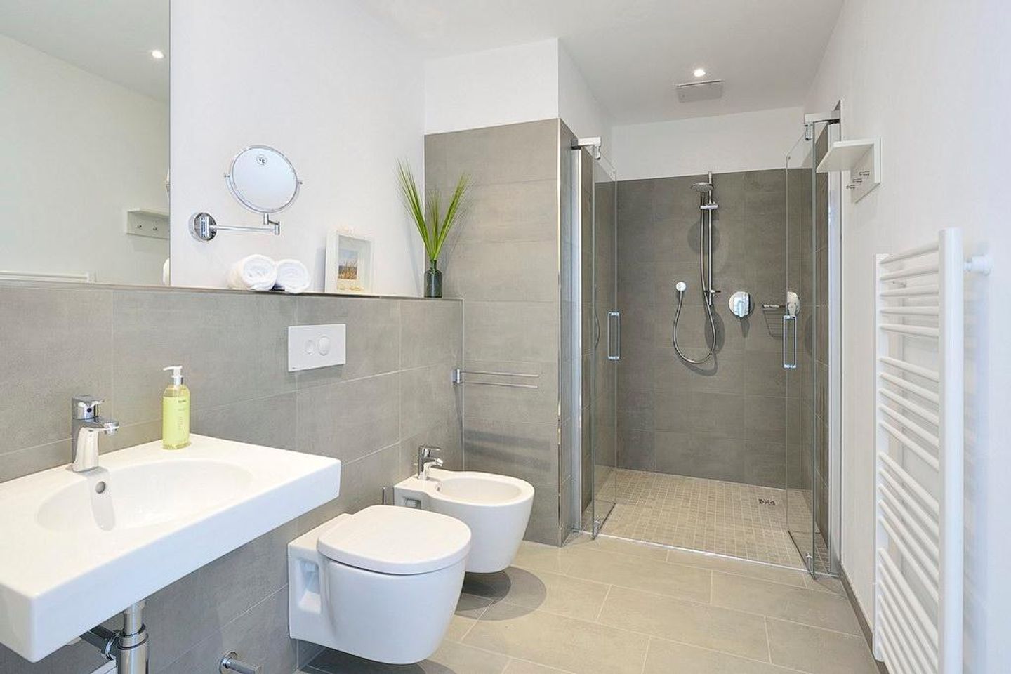 Aparthotel Anna Düne Aparthotel Anna Düne 2-39 Wangerooge - Badezimmer mit Dusche, WC und Waschtisch