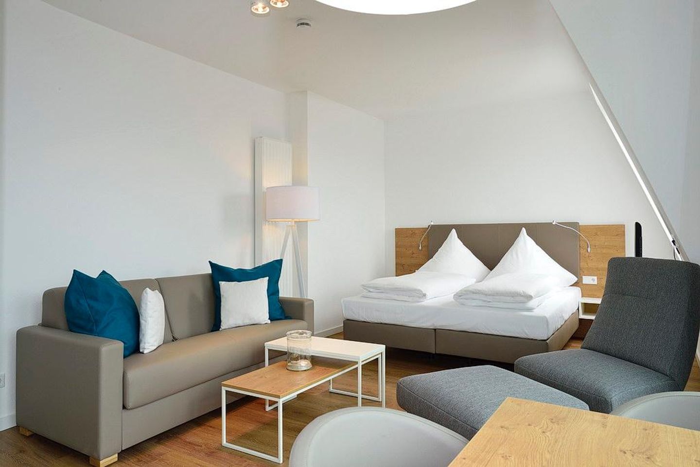 Aparthotel Anna Düne Aparthotel Anna Düne 3-41 Wangerooge - Wohn/ Essbereich mit Couch und Tisch