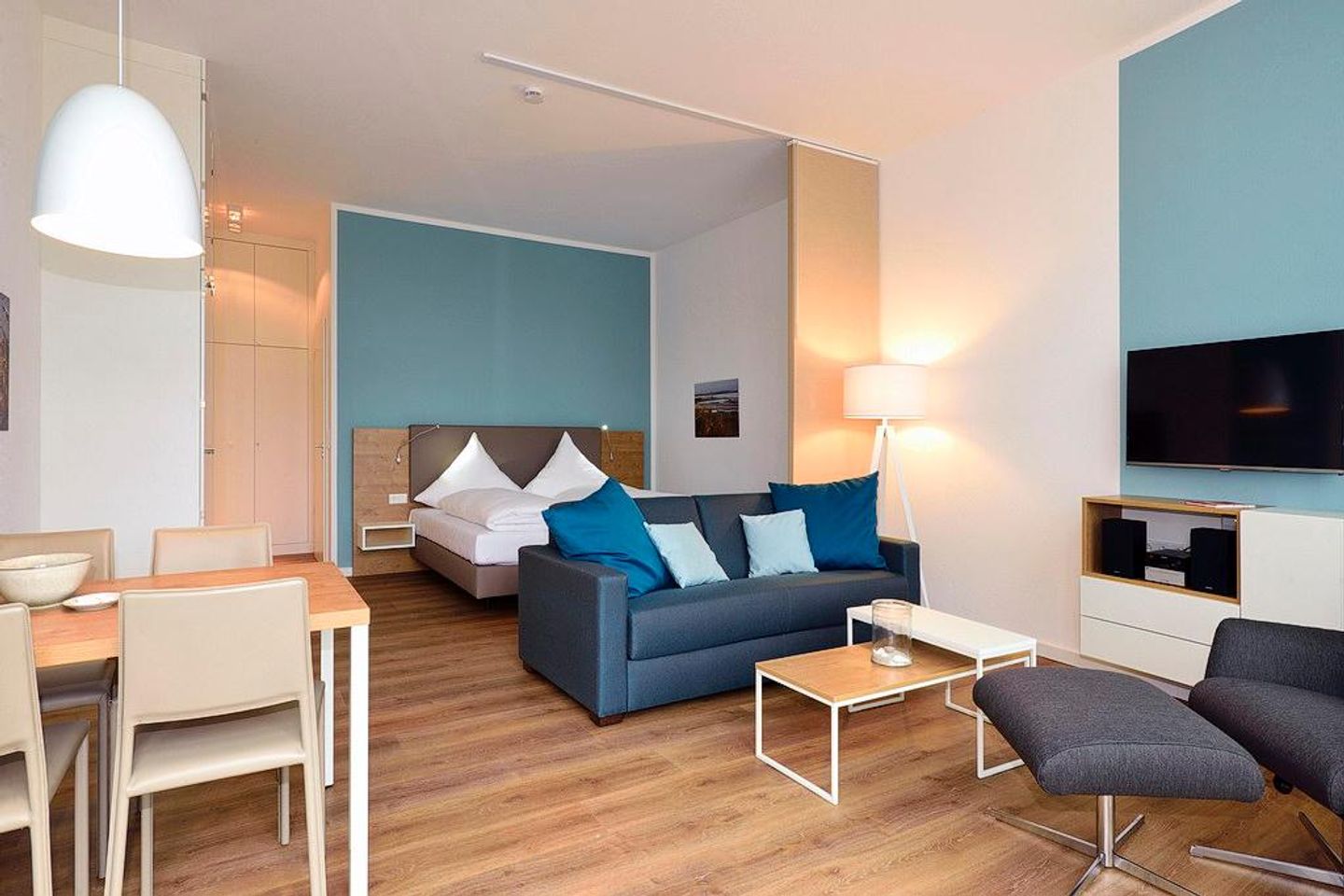 Aparthotel Anna Düne Aparthotel Anna Düne 0-03 Wangerooge - Wohn/ Essbereich mit  Esstisch und Fernseher