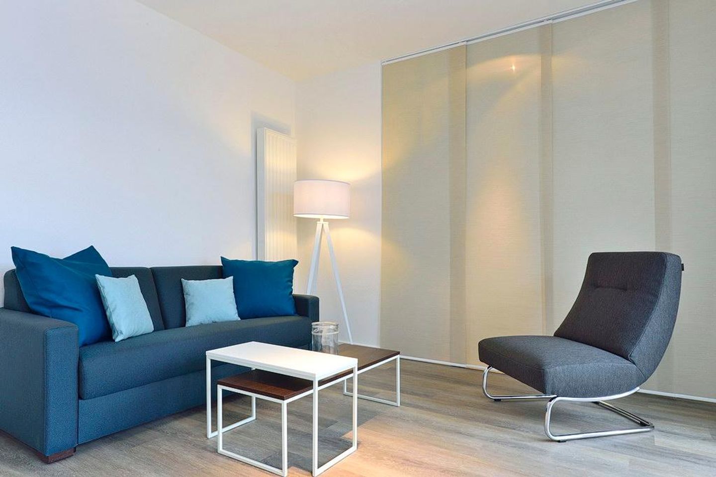 Aparthotel Anna Düne Aparthotel Anna Düne 1-26 Wangerooge - Wohn/ Essbereich mit Couch, Sessel und Tisch