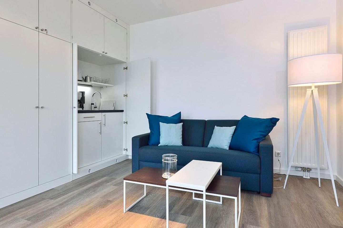 Aparthotel Anna Düne Aparthotel Anna Düne 1-26 Wangerooge - Wohn/ Essbereich mit Couch und Tisch