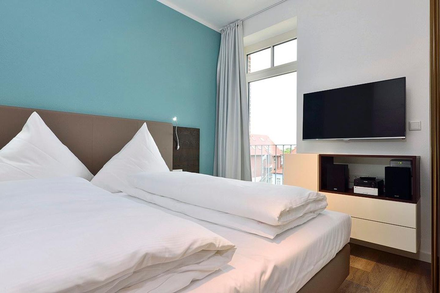 Aparthotel Anna Düne Aparthotel Anna Düne 1-26 Wangerooge - Schlafzimmer mit Doppelbett und Fernseher