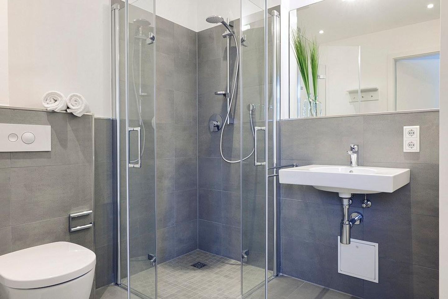 Aparthotel Anna Düne Aparthotel Anna Düne 1-26 Wangerooge - Badezimmer mit Dusche, WC und Waschtisch